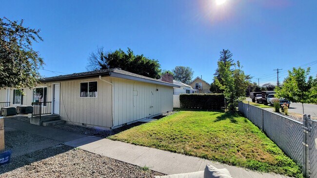 2426 White Ave, Unit A in Klamath Falls, OR - Building Photo - Building Photo