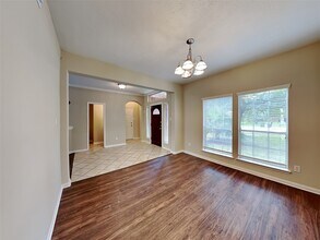 4919 Chase Wick Dr in Bacliff, TX - Foto de edificio - Building Photo