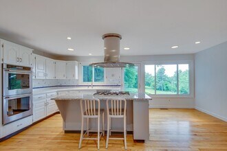 107 Farm St in Dover, MA - Building Photo - Building Photo