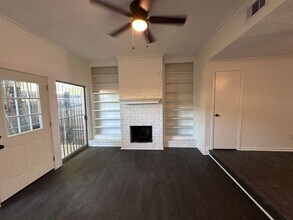 7700 Creekbend Dr, Unit 124 in Houston, TX - Building Photo - Building Photo