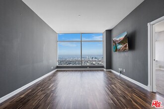 900 W Olympic Blvd in Los Angeles, CA - Foto de edificio - Building Photo