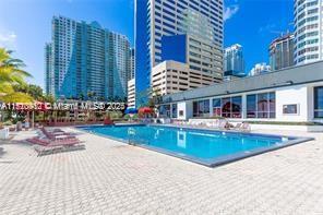 905 Brickell Bay Dr in Miami, FL - Foto de edificio - Building Photo