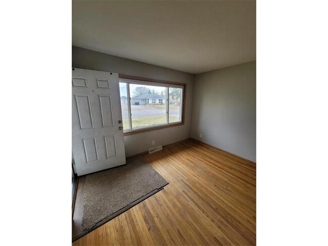 706 Robinwood Ln in Hopkins, MN - Building Photo - Building Photo