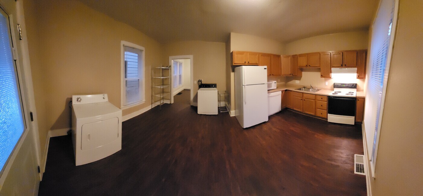 222 S 4th St in Whitewater, WI - Building Photo