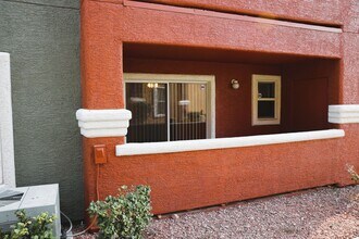 8101 W Flamingo Rd in Las Vegas, NV - Building Photo - Building Photo