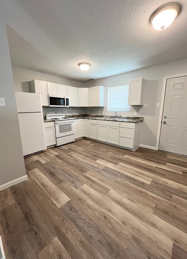 property at 1423 Alonzo Pl
