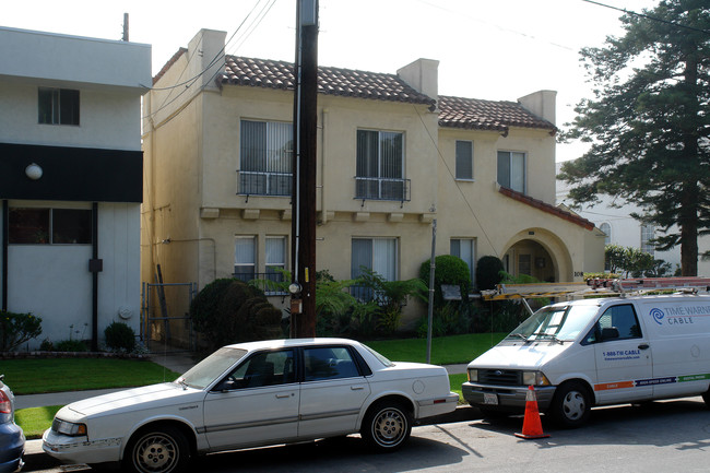 108 N Hillcrest Blvd in Inglewood, CA - Foto de edificio - Building Photo