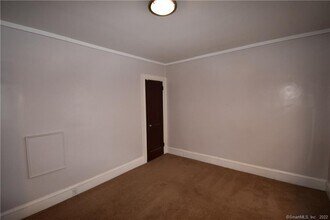 73 Center St, Unit C in Windsor Locks, CT - Foto de edificio - Building Photo