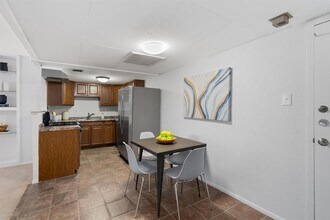 1800 Lavaca St, Unit 108 in Austin, TX - Building Photo - Building Photo
