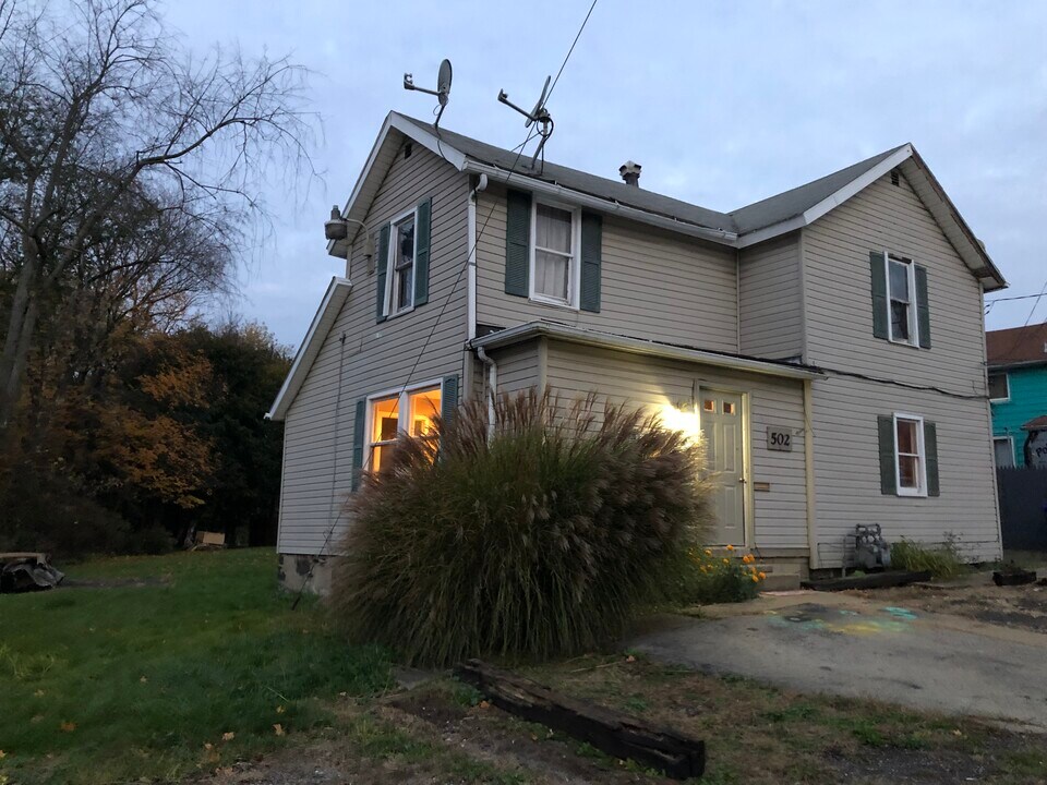 502 Lucy St, Unit second  floor in Masury, OH - Building Photo