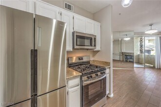 7163 S Durango Dr in Las Vegas, NV - Building Photo - Building Photo