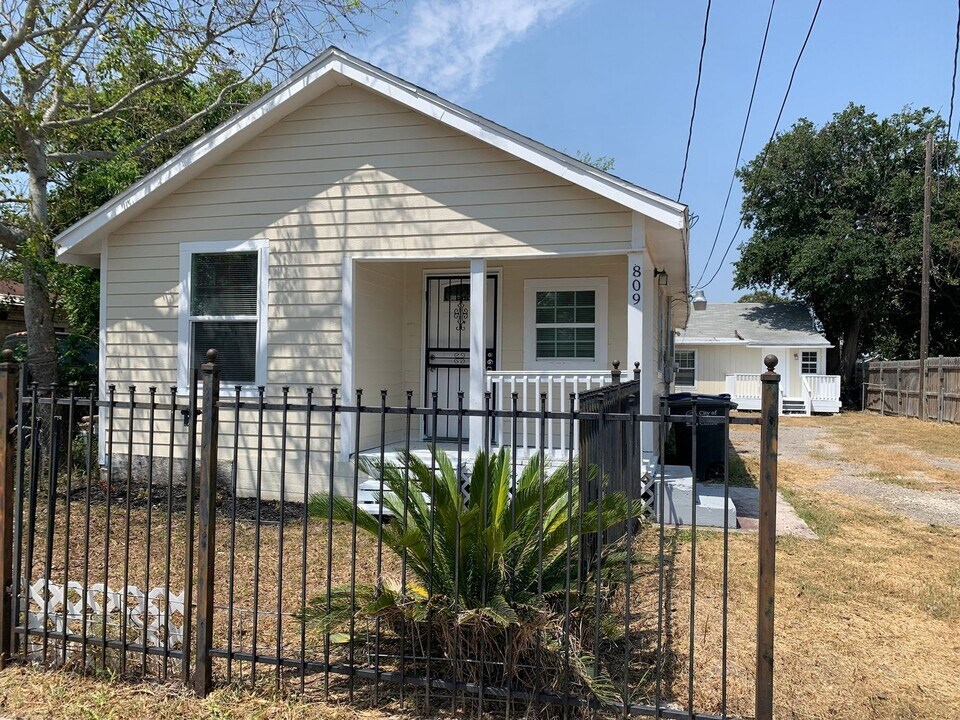 809 12th St in Corpus Christi, TX - Building Photo