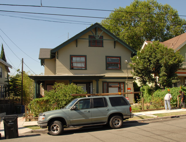 831 Kensington Rd in Los Angeles, CA - Foto de edificio - Building Photo