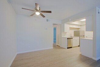 Two Two Cactus in Phoenix, AZ - Foto de edificio - Building Photo