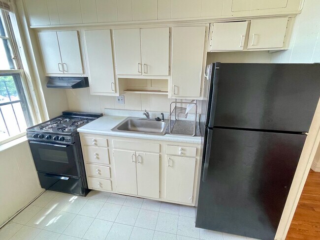 2005 Commonwealth Ave, Unit 27 in Brighton, MA - Building Photo - Building Photo