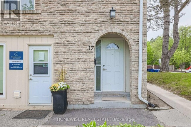 property at 560-560 Waverly St N