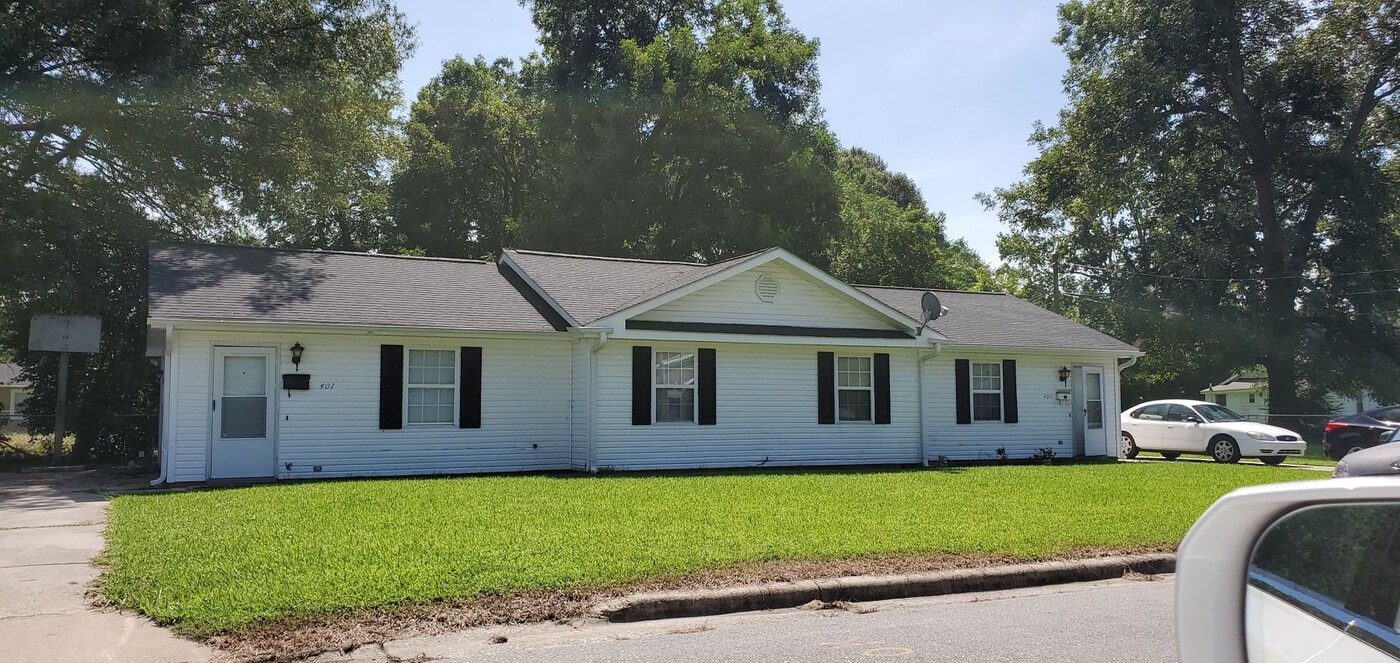 207 W Noble St in Selma, NC - Building Photo