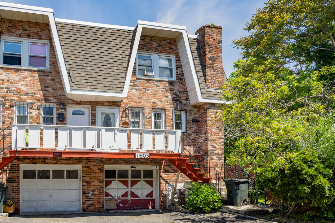 1605 Plainview Ave in Far Rockaway, NY - Building Photo