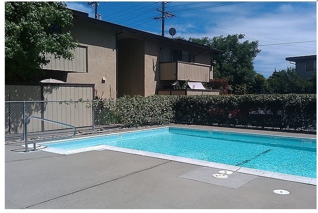 Burgundywood in Sacramento, CA - Foto de edificio - Building Photo