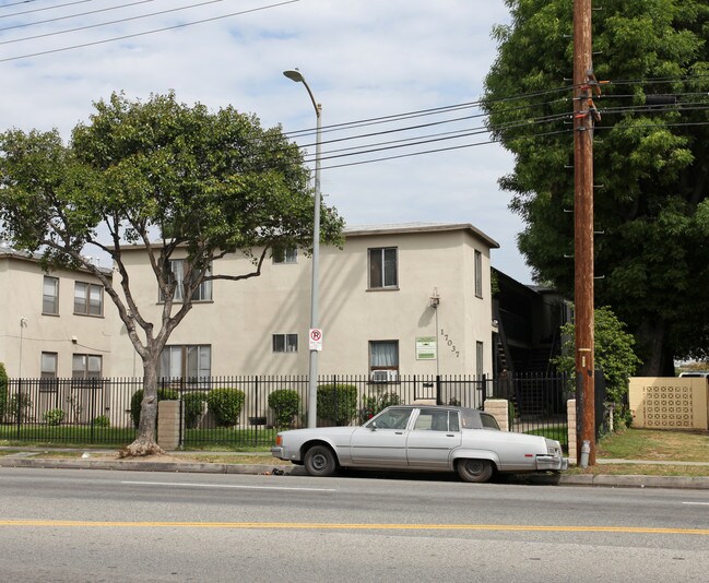 The Vanowen Apartments in Van Nuys, CA - Building Photo - Building Photo