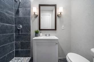 2115 Broadway Avenue J in Galveston, TX - Building Photo - Building Photo