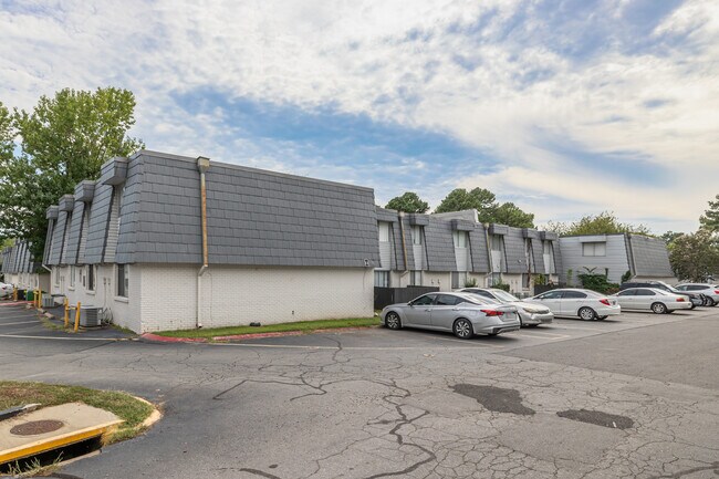 De Soto Park Apartments in Little Rock, AR - Foto de edificio - Building Photo