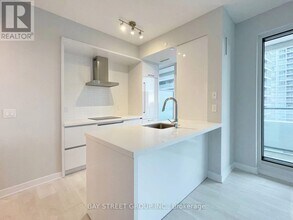 2221 Yonge St in Toronto, ON - Building Photo - Building Photo