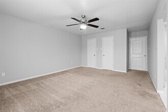 10327 Gladewood Dr in Houston, TX - Foto de edificio - Building Photo