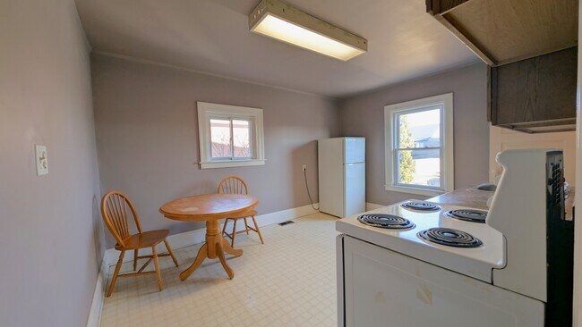 1064 Monmouth Rd in Windsor, ON - Building Photo - Building Photo