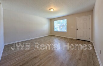 8216 Eaton Ave in Jacksonville, FL - Foto de edificio - Building Photo