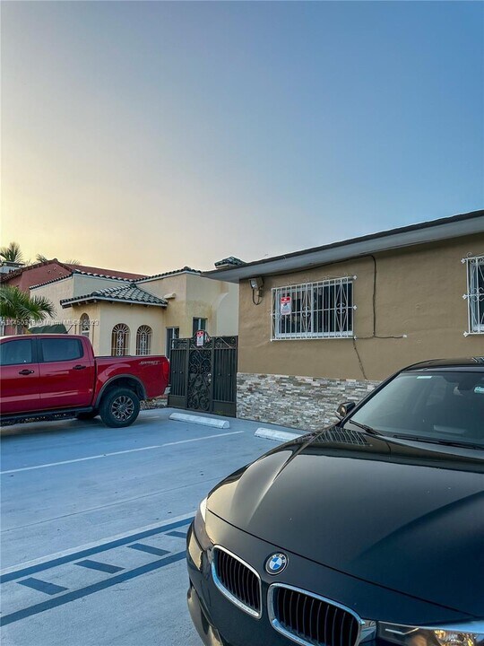 820 SW 17th Ave-Unit -REAR in Miami, FL - Building Photo