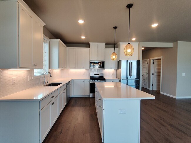 8304 Gardner St in West Richland, WA - Building Photo - Building Photo