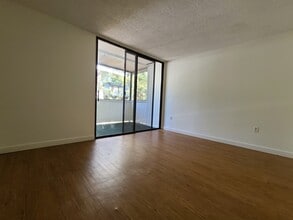 701 SW 75th St, Unit 103 in Gainesville, FL - Foto de edificio - Building Photo