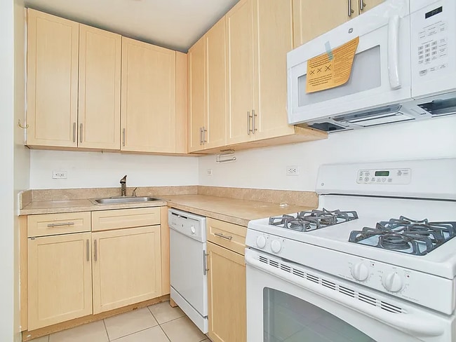 83-40 Britton Ave, Unit #6C in Queens, NY - Foto de edificio - Building Photo