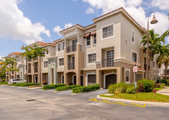 Bell Miramar Place in Miramar, FL - Building Photo - Building Photo