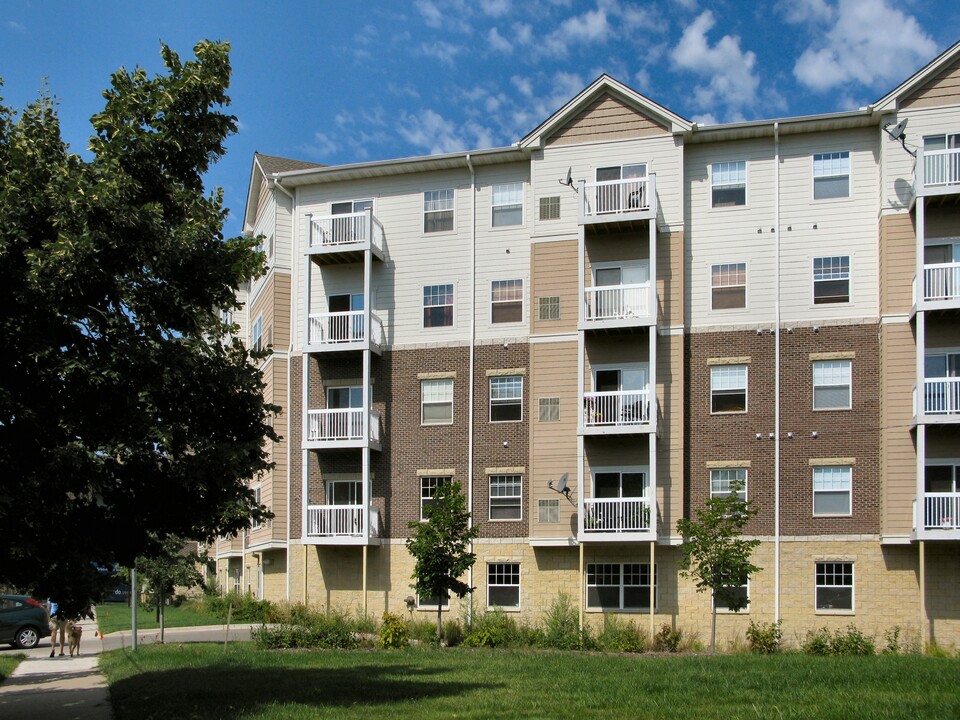 Minnehaha Place in Minneapolis, MN - Building Photo