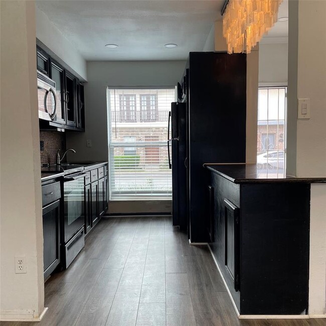 7700 Creekbend Dr in Houston, TX - Building Photo - Building Photo