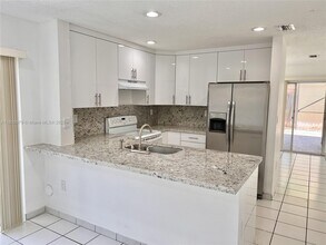 10245 NW 57th St in Doral, FL - Building Photo - Building Photo