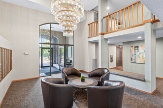 Oak Pointe Apartments in Bloomington, MN - Building Photo - Building Photo