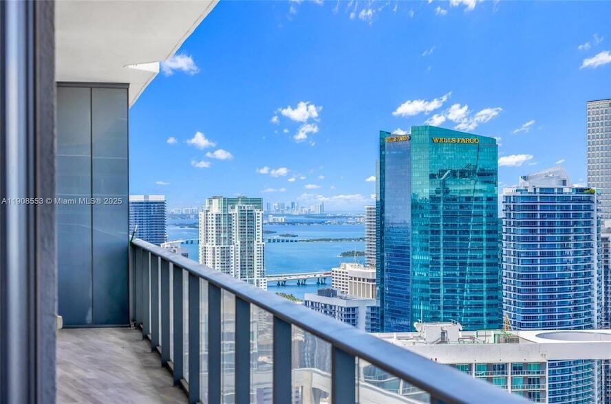 801 S Miami Ave, Unit 5204 in Miami, FL - Building Photo