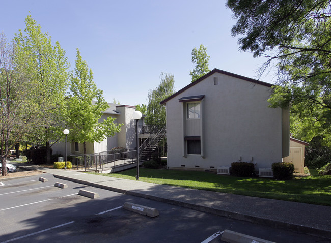 Snowcap View Apartments in Auburn, CA - Building Photo - Building Photo