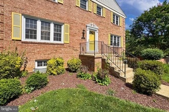 6572 Flagmaker Ct in Falls Church, VA - Building Photo - Building Photo