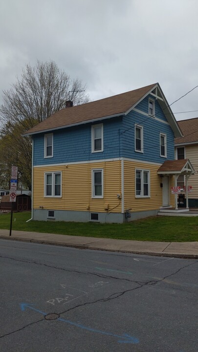 10 Fairview St in East Stroudsburg, PA - Building Photo