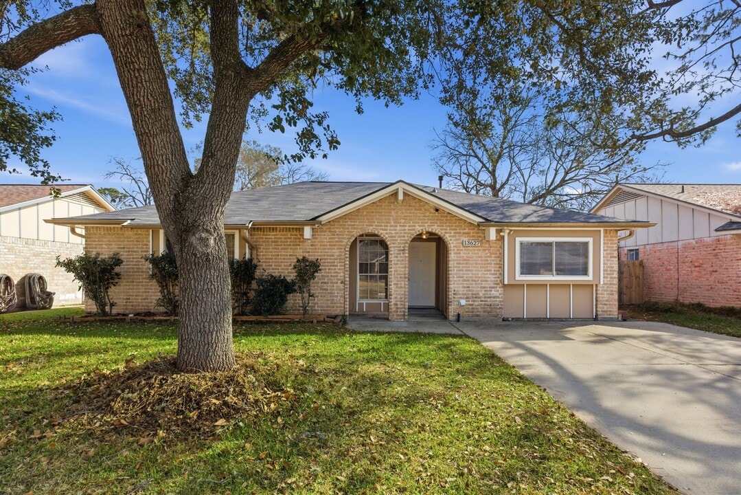 13627 Greenway Dr in Sugar Land, TX - Building Photo