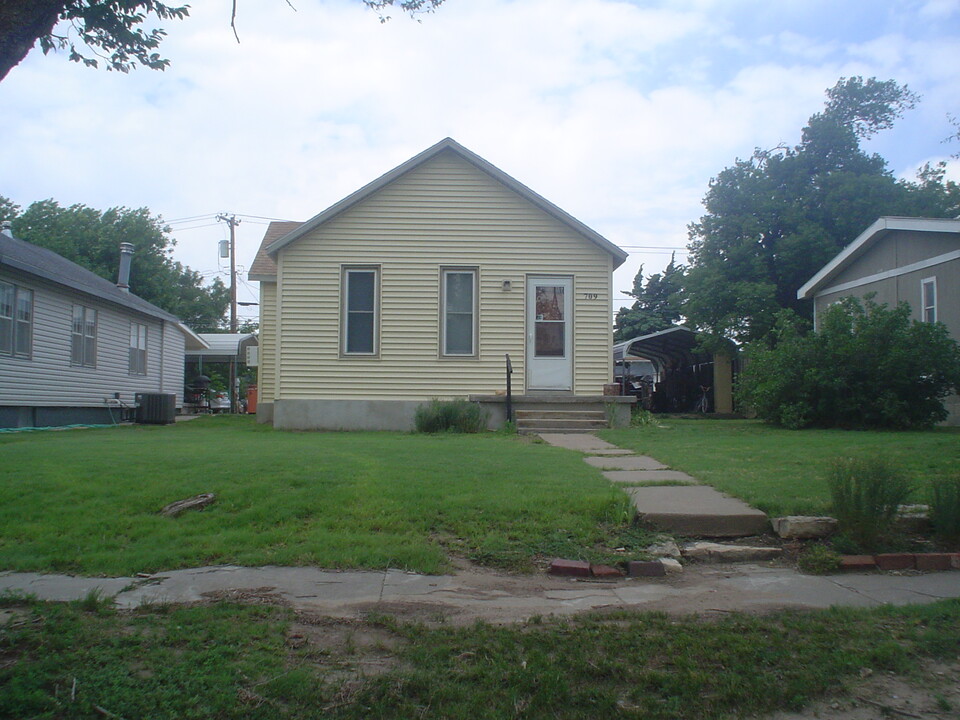 709 Main St in Jetmore, KS - Building Photo