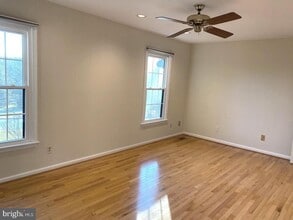 13 Dickens Square in Timonium, MD - Foto de edificio - Building Photo