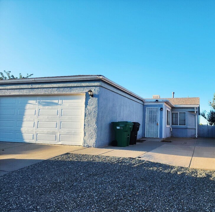 1976 Strawberry Dr NE in Rio Rancho, NM - Building Photo