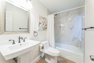 2924 NW 69th Ct in Fort Lauderdale, FL - Building Photo - Building Photo