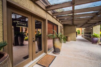 8500 E Indian School Rd in Scottsdale, AZ - Foto de edificio - Building Photo