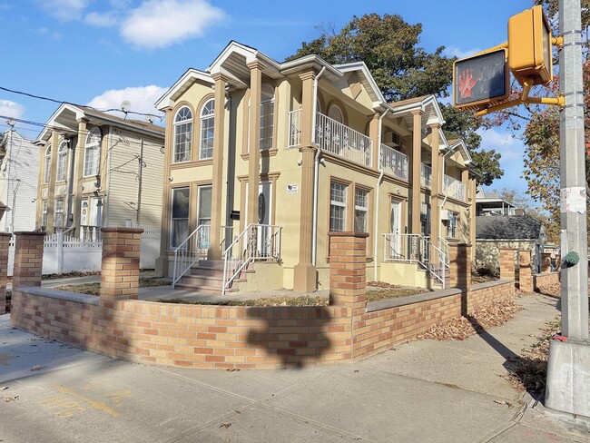 19624 Hillside Ave in Hollis, NY - Building Photo - Building Photo
